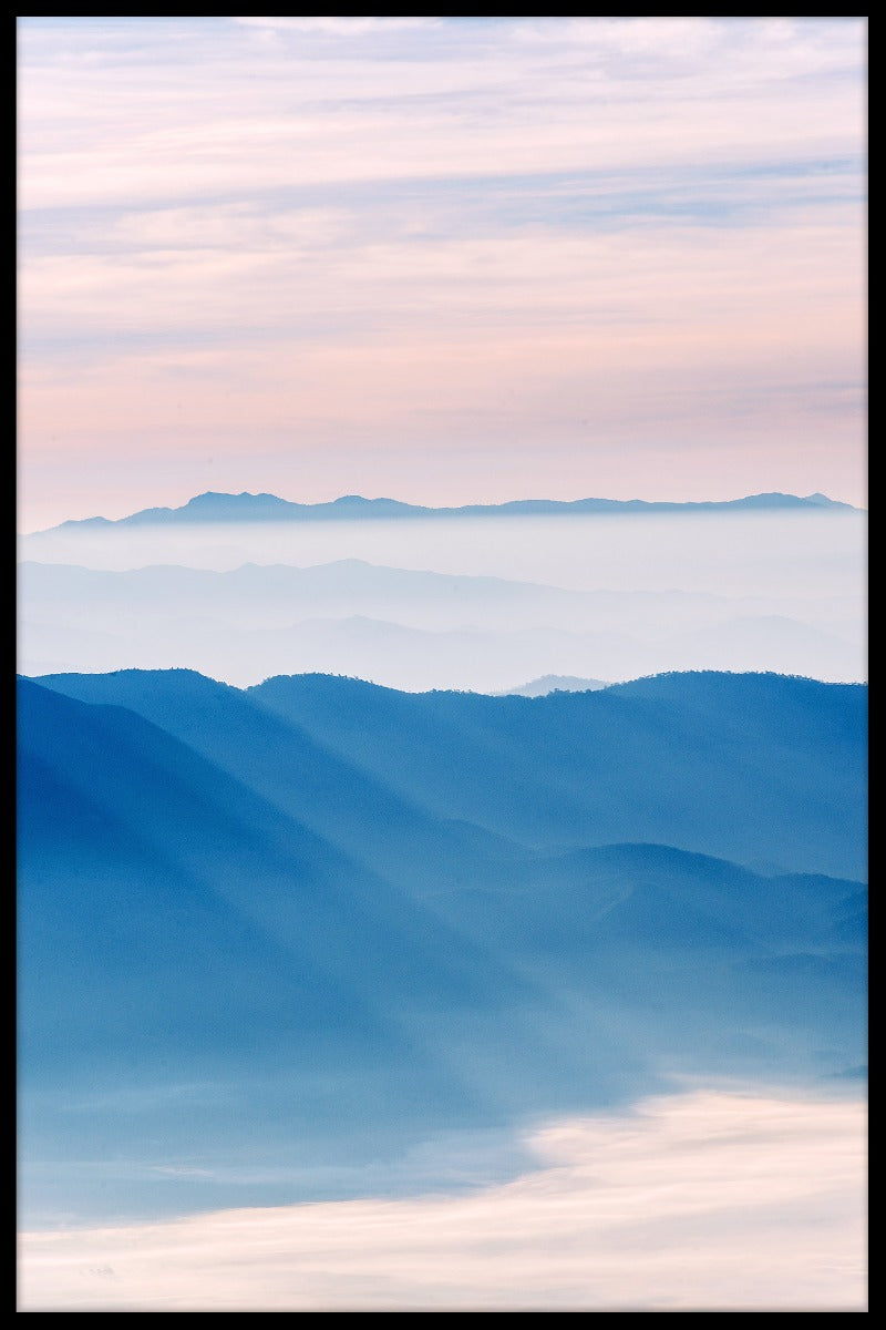 Sonnenstrahlen auf dem Bergposter