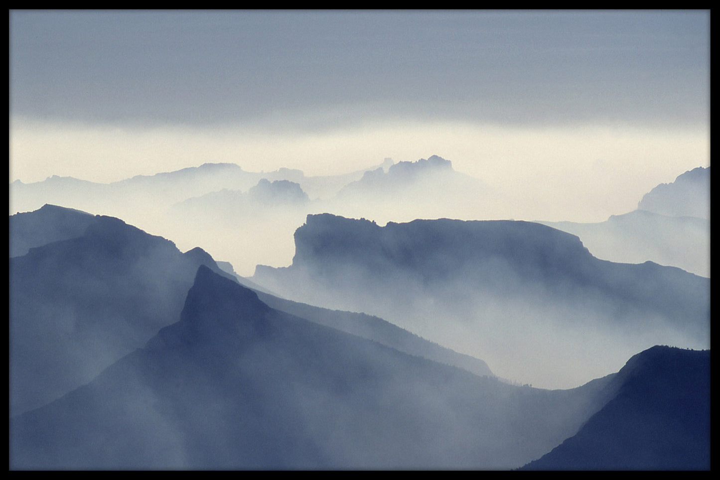 Nebelige Berge mit Sonnenstrahlen Poster