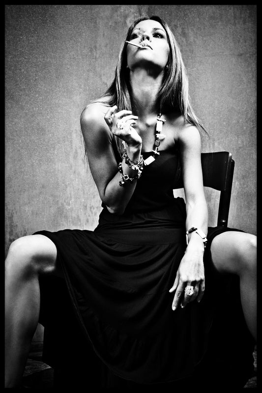  Frau raucht Schwarz-Weiß-Plakat
