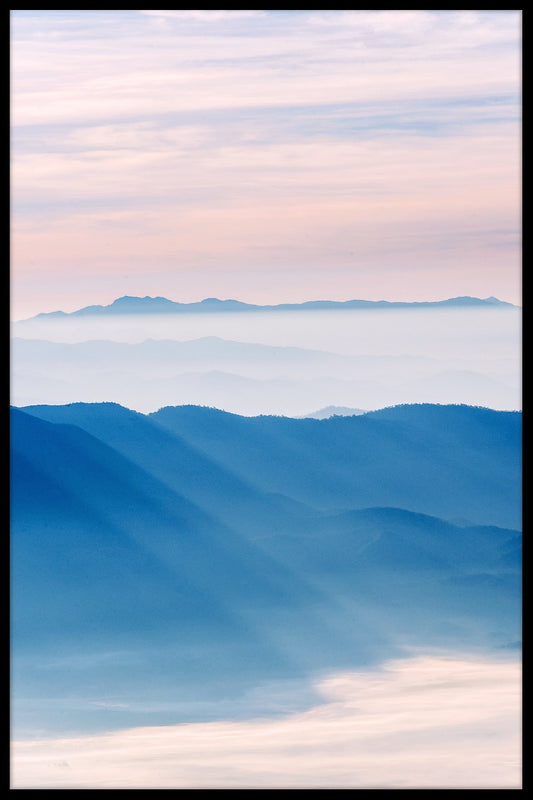  Sonnenstrahlen auf dem Bergposter