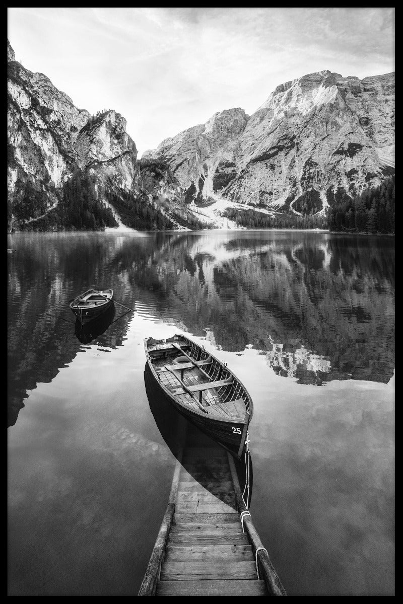  Träbåt i sjön-Plakat